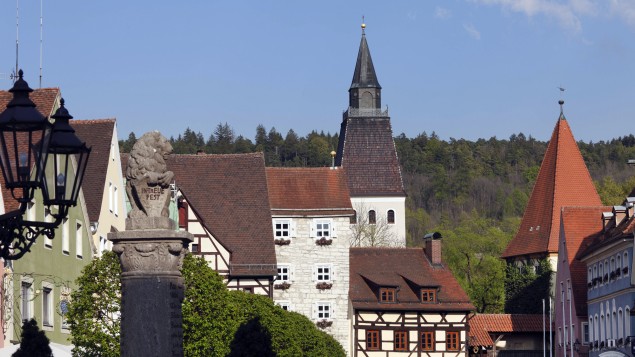 Der Pettenkoferplatz in Berching in der Oberpflaz mit dem Kirchturm im Hintergrund (imago/Westend61)